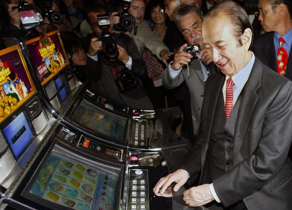 何鸿燊港澳举足轻重 两地特首致唁函慰问家属