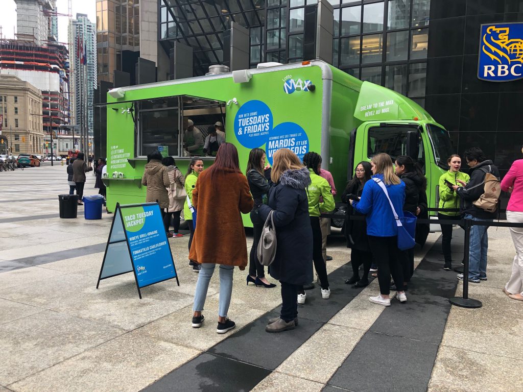 加国老太太中彩票头奖露脸兑 花数周规划奖金