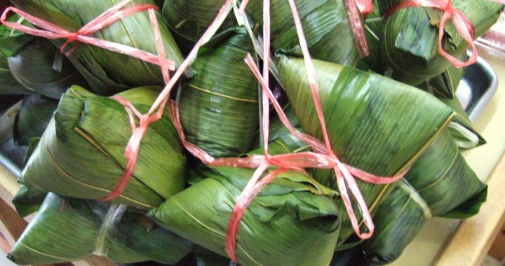 端午节一定要吃粽子，至少要吃一口，代表升官高中好兆头。