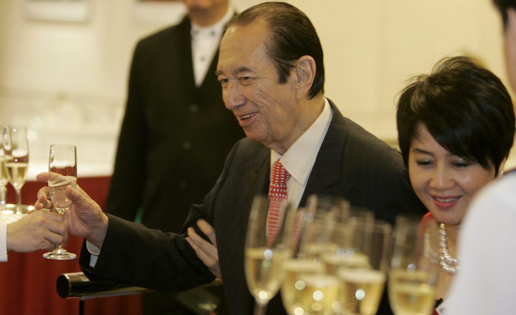 赌王4572亿遗产引关注 大房女兒先出招？