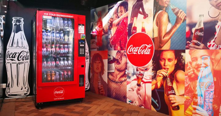 带有QR code标签的自动售卖机，可使用比特币购买饮料。