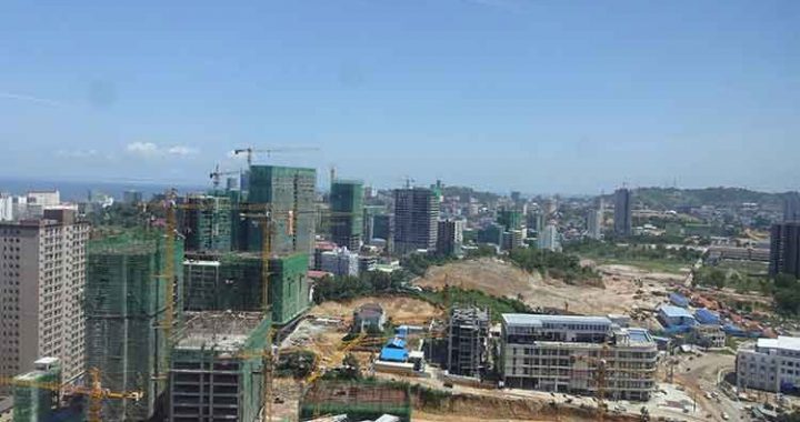 香港世纪娱乐主席，将其西港赌场迁至新酒店