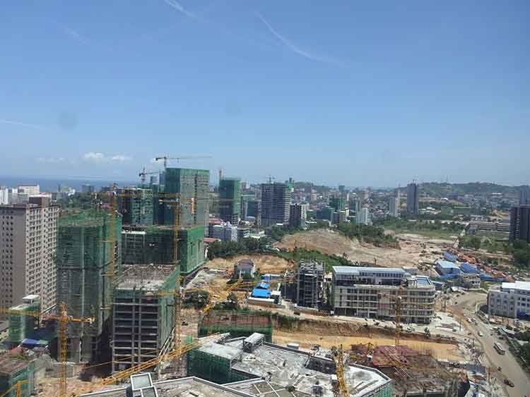 香港世纪娱乐主席，将其西港赌场迁至新酒店