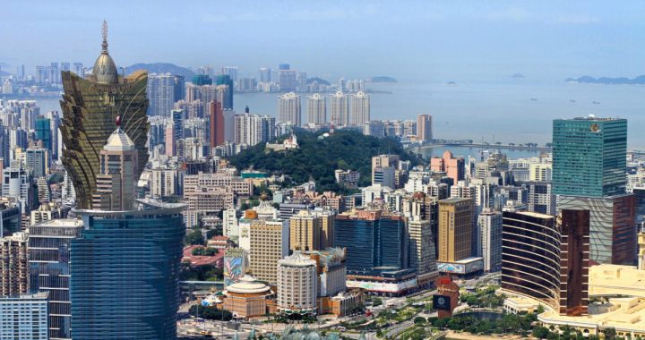 通关容易抢核检难，「开关」首日赌场人潮稀。