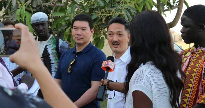 （左）新力旺总裁庄周文（右）爱新觉罗毓昊(潘尚柏)