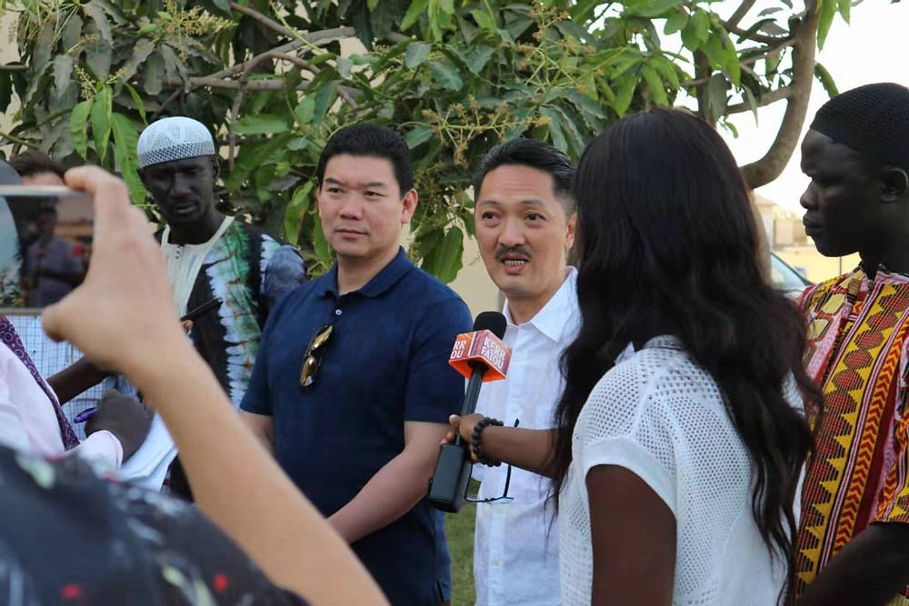 （左）新力旺总裁庄周文（右）爱新觉罗毓昊(潘尚柏)