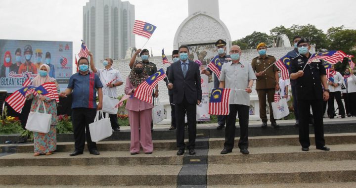 山达拉（右3起）与诺希山以及玛兹兰一同出席移交国旗活动时赞扬医护、军警、执法组以及前线人员的付出。