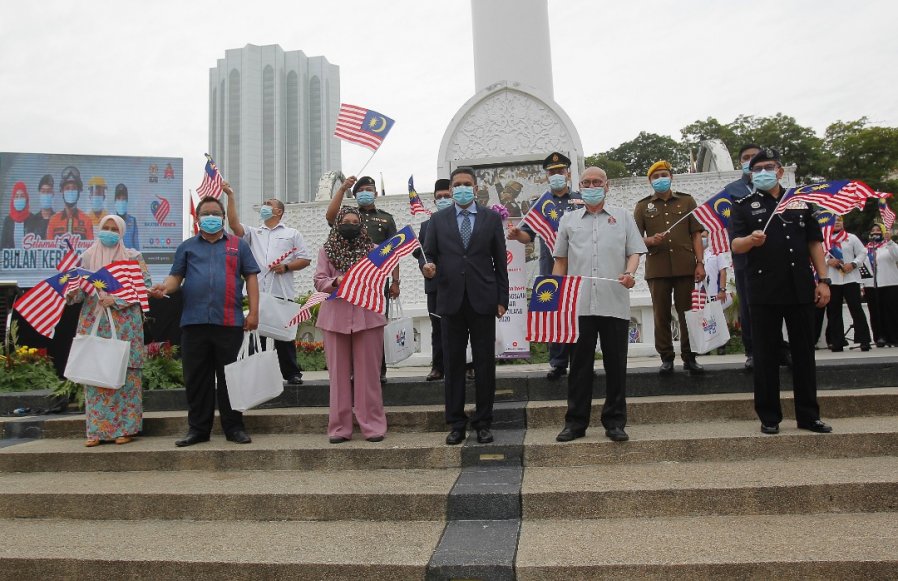 山达拉（右3起）与诺希山以及玛兹兰一同出席移交国旗活动时赞扬医护、军警、执法组以及前线人员的付出。
