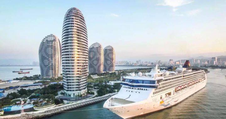 丽星邮轮停泊三亚凤凰岛