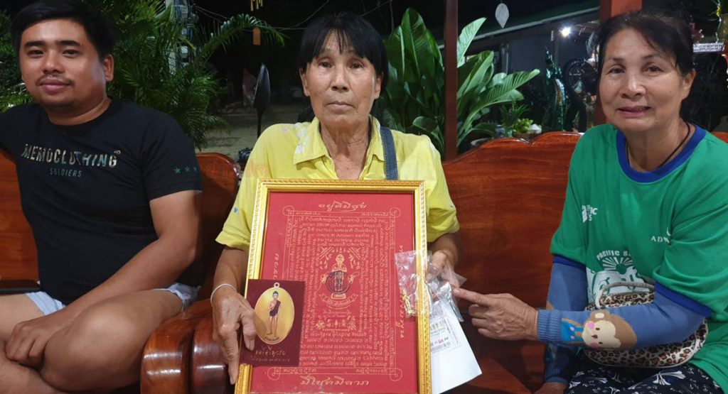 泰国中头奖妇人尼德与儿子和亲戚