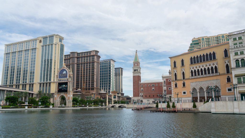 内地至澳门休闲旅游签证逐步放宽，游客量恢复到3月的水平，但对博彩总收入的影响滞后。