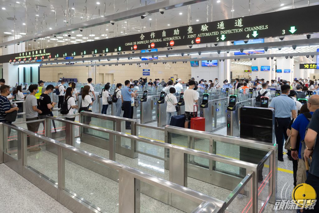 内地「十一」长假将至，加上澳门将恢复全国性签注措施，预计10月的赌收能回复至前四成至一半的水平。