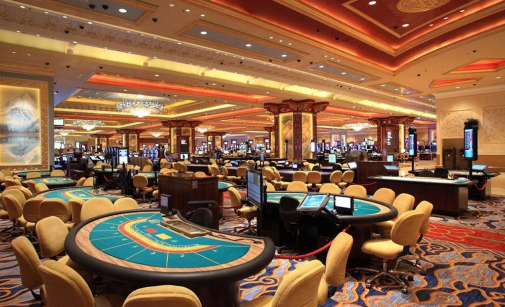 澳门赌牌竞投工作进度时，贺一诚仅称「还在研究当中」。