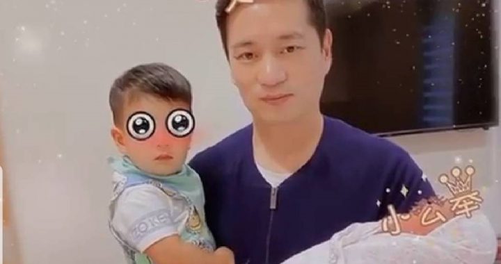 陈荣炼右手抱66、左手抱女儿