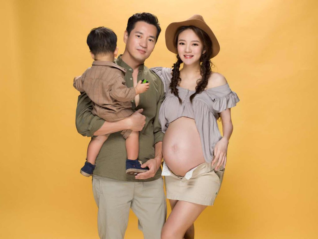 陈荣炼老婆安以轩FACEBOOK晒全家照