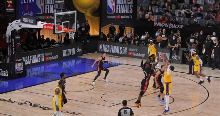 湖人队在2020年球季总冠军赛听牌。