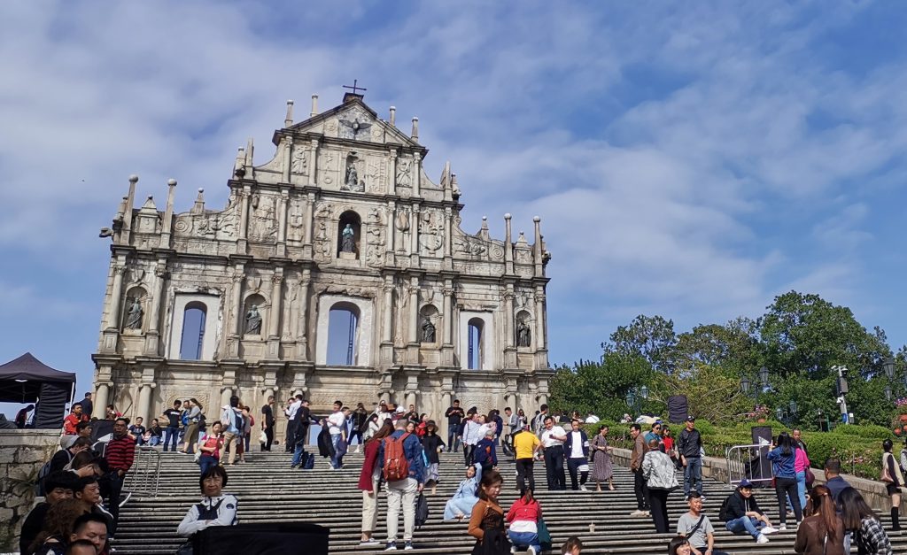 内地暂不恢复旅行社及在线旅游企业出入境团队旅游及「机票加酒店」业务。