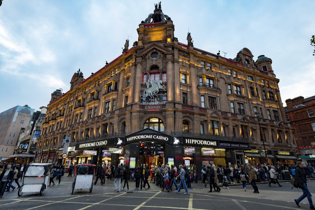 英国财政大臣宣布，因公卫事件而被迫关闭的企业中的工人，可以从11月1日起六个月内领取67％的工资。