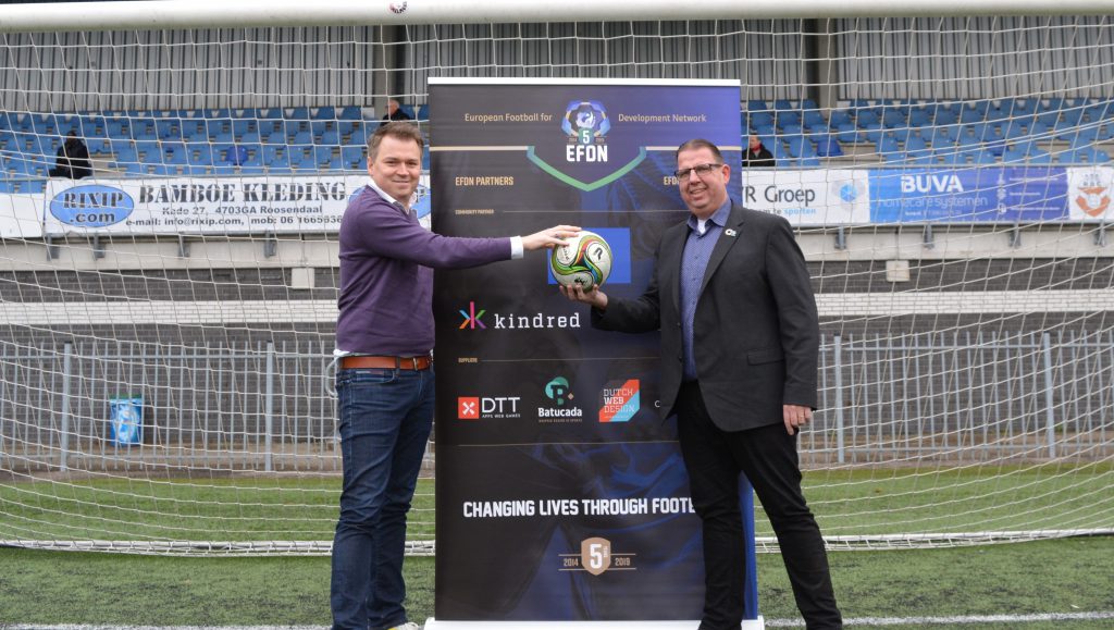 根据英国一份调查，足球中的所有赌博广告，赞助和促销都应禁止，有44％的受访者表示同意。