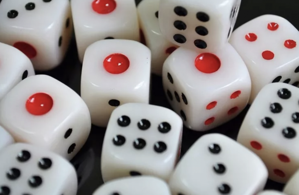 骰子作为是我们日常娱乐的小玩具，被我们很多人所关注，但你如果仔细的观察，就会发现，它除了1234566个面，除了1和4，其他的都是黑色。