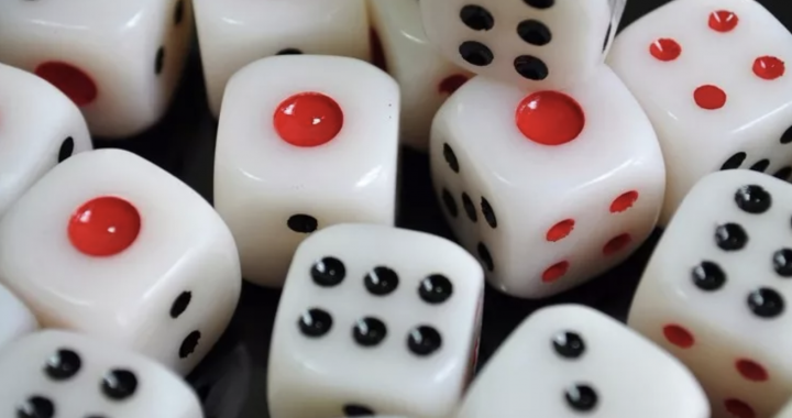 骰子作为是我们日常娱乐的小玩具，被我们很多人所关注，但你如果仔细的观察，就会发现，它除了1234566个面，除了1和4，其他的都是黑色。