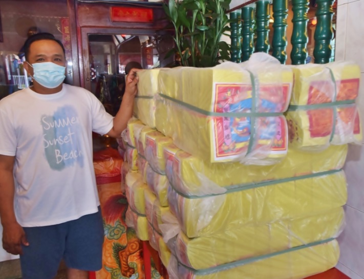 马来西亚保顺宫总务李竟铭与信徒送来的纸金砖