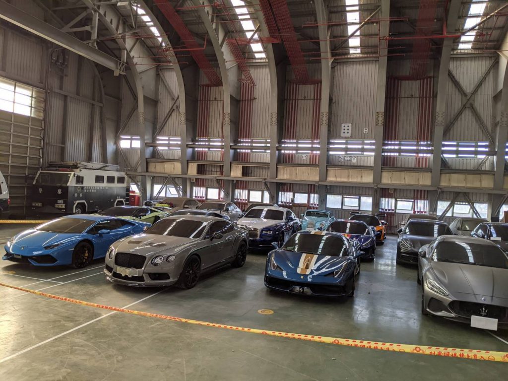 检方查扣庄周文跑车；画面犹如车展