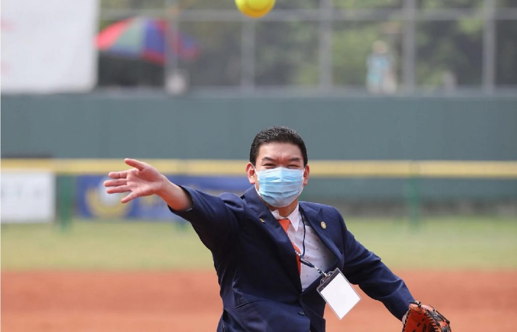 庄周文为女子垒球开球