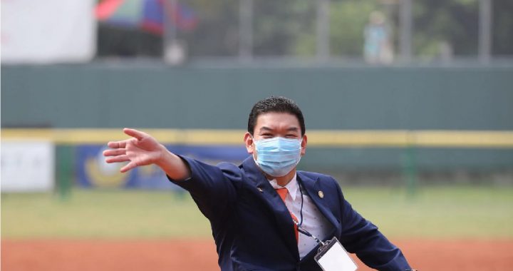 庄周文为女子垒球开球