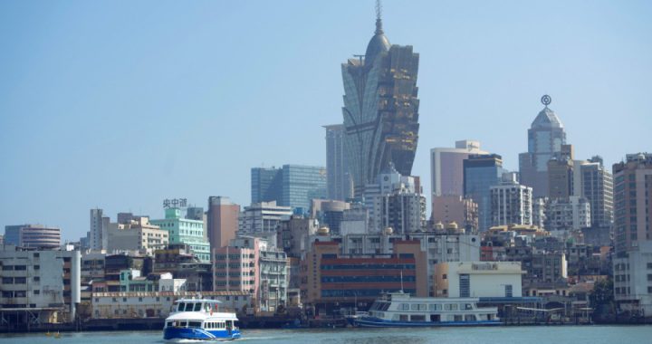 李伟农表示，无论任何情况，将会持续把保障本地居民就业稳定置于优先位置。