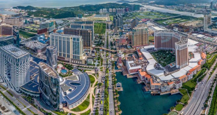 恢复澳门自由行签证计划，让澳门博彩经营业者的收入有所上升。