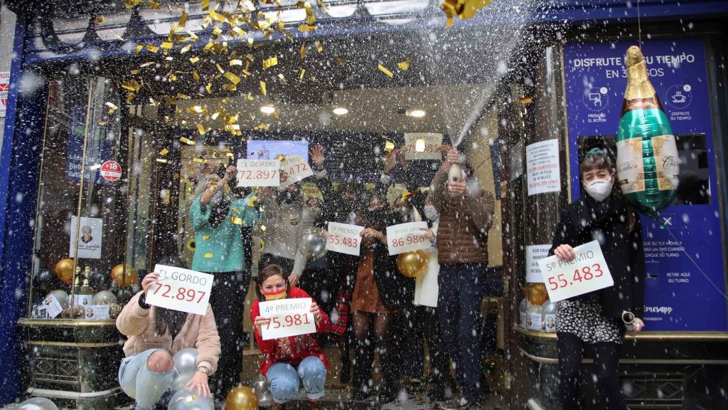 民众带口罩开香槟庆祝中奖