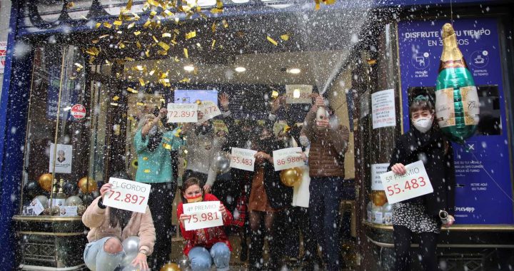 民众带口罩开香槟庆祝中奖