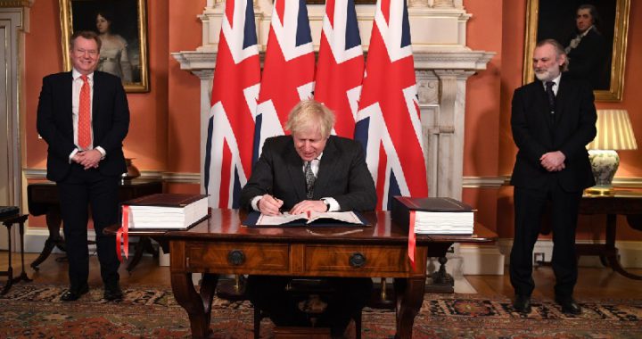 英国首相约翰逊国会通过后签署与欧盟的协议文件