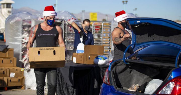 参与帮忙发放员工礼物的猛男团体Chippendales