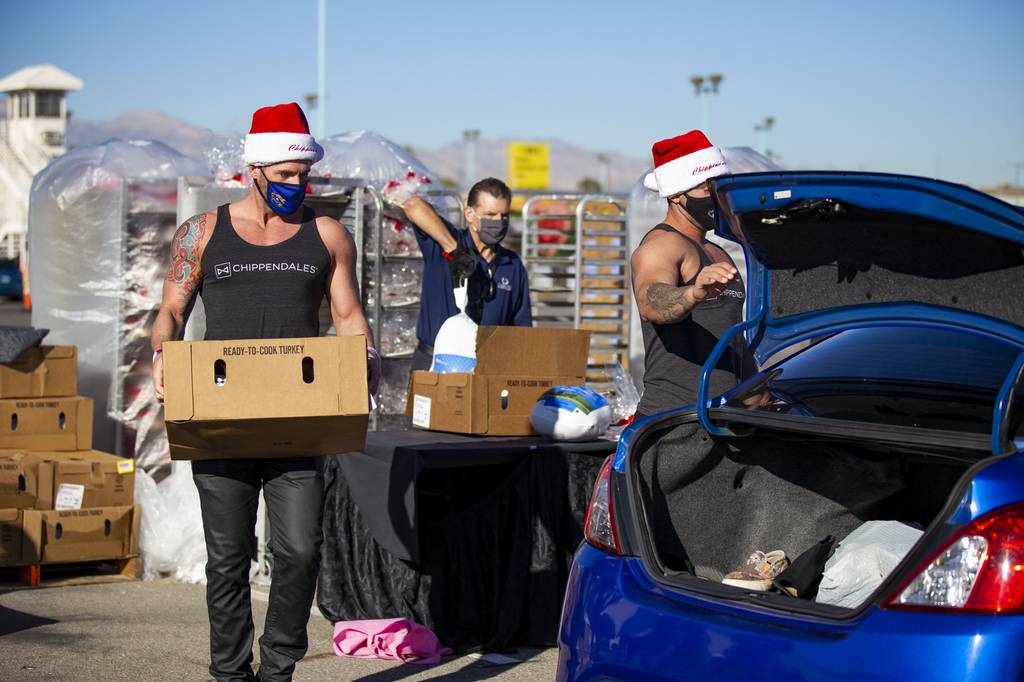 参与帮忙发放员工礼物的猛男团体Chippendales