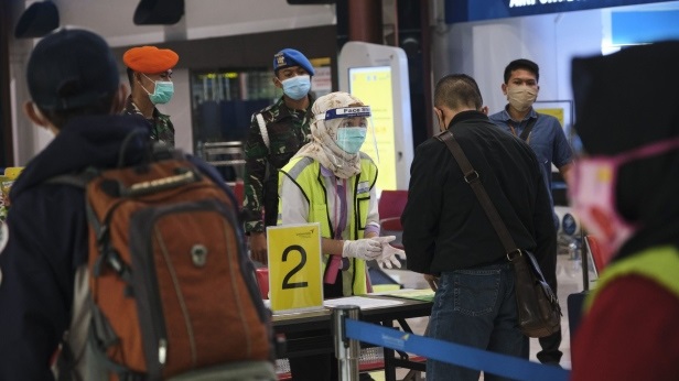 印尼将暂停所有外国人入境两周