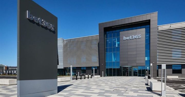 bet365最早成立位于特伦特河畔斯托克的停车场内的小型便携式小屋。