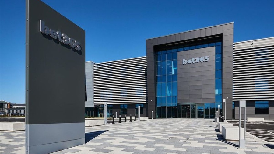 bet365最早成立位于特伦特河畔斯托克的停车场内的小型便携式小屋。