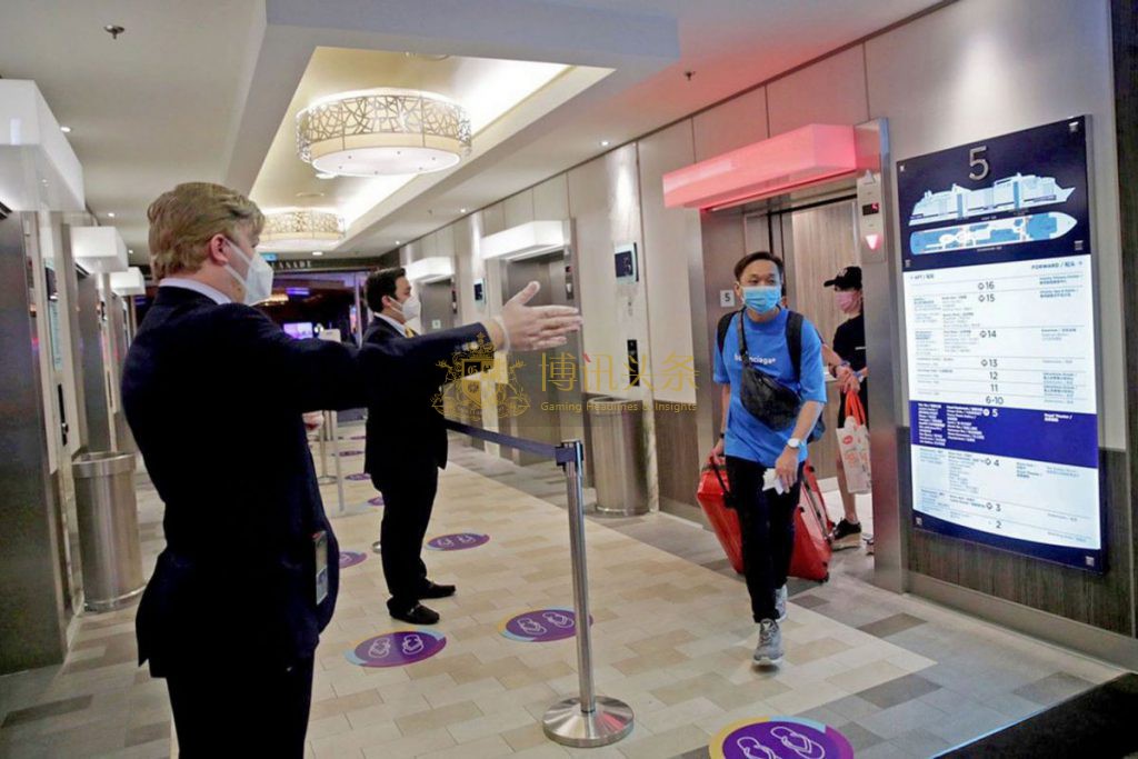 海洋量子号乘客陆续下船