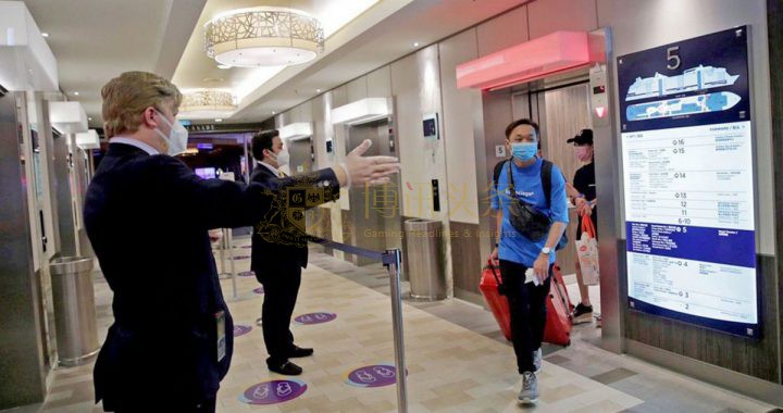 海洋量子号乘客陆续下船