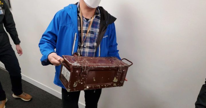 霍英东集团办公室发现藏有子弹的棕色铁箱