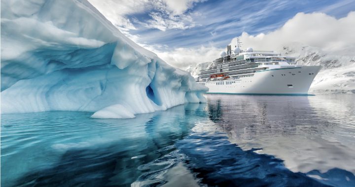 将航行于极地的水晶奋进号