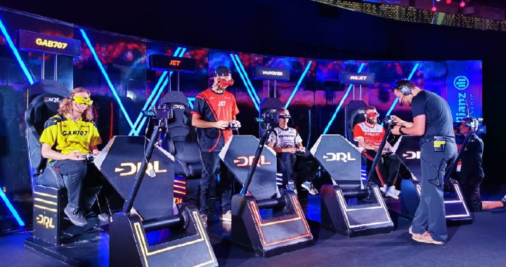 参赛者利用VR操纵无人机竞速