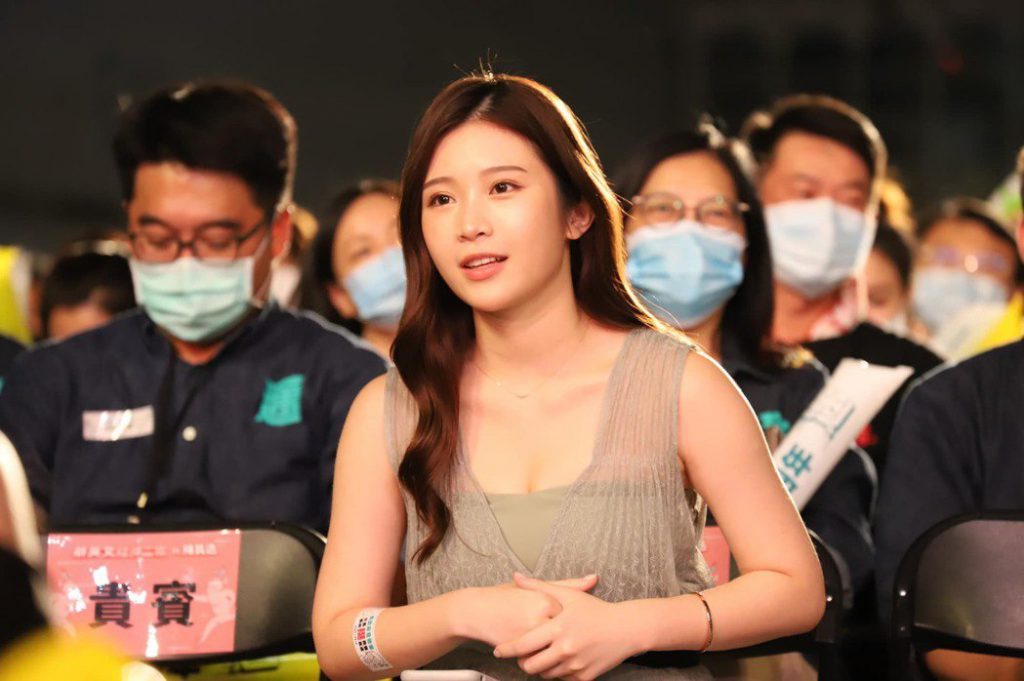 台湾话题女星「鸡排妹」郑家纯