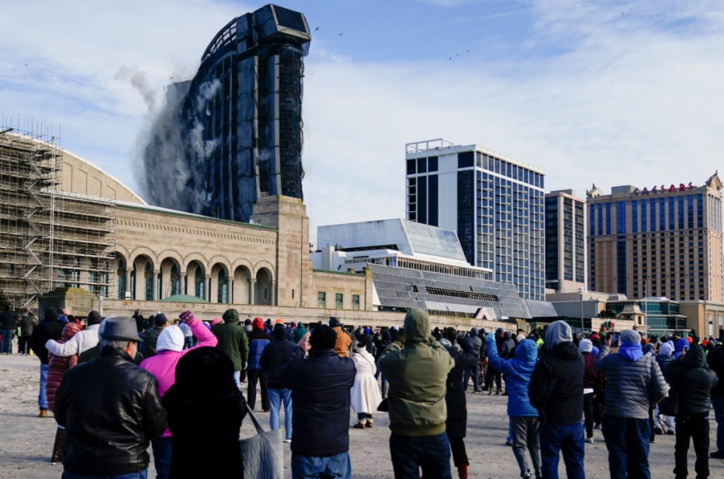 大西洋城特朗普广场爆破拆除吸引许多人拍照留念