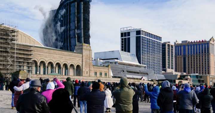 大西洋城特朗普广场爆破拆除吸引许多人拍照留念