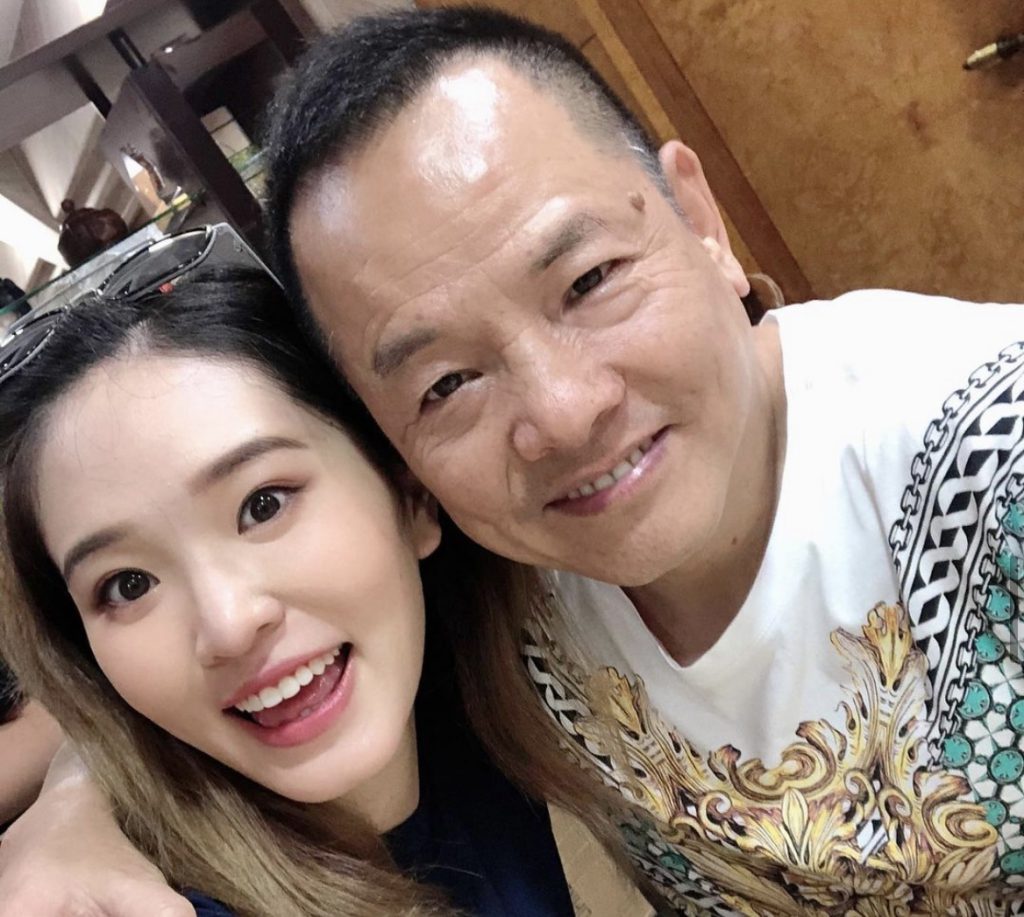 尹国驹与外孙女杨嘉欣