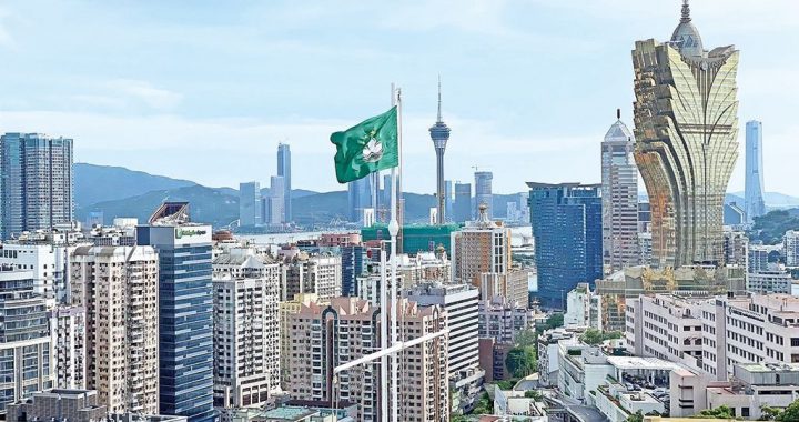 澳门特区旗与澳门市区景