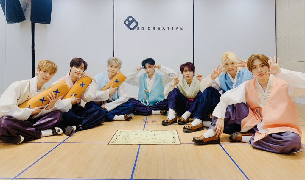 韩国春节初一至十五家人朋友团聚时必玩掷柶戏